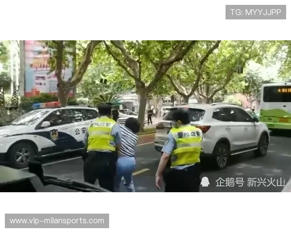 上海海港边路套上更凶，杨希回追封堵传中