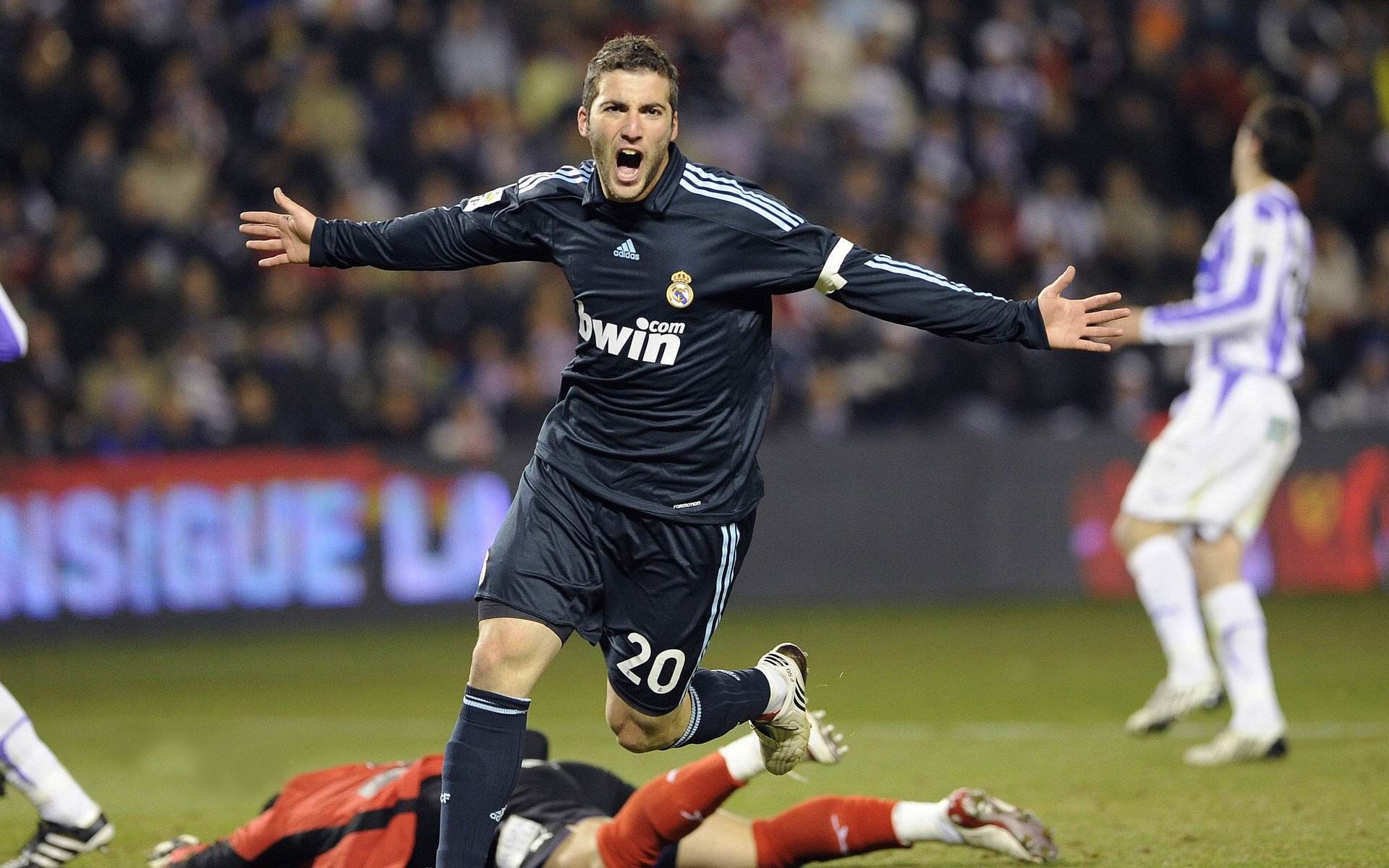 “马科斯·莫奇的精准防守与突进技术,帮助美洲狮队拓宽战术深度”